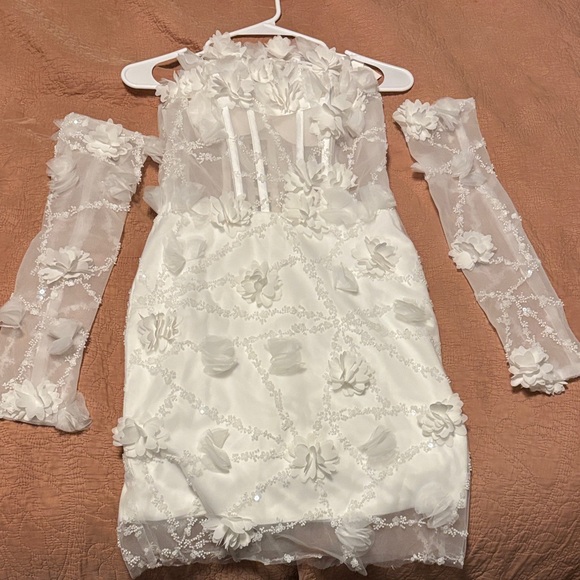 Elegant White Floral Mini Dress - Picture 1 of 5